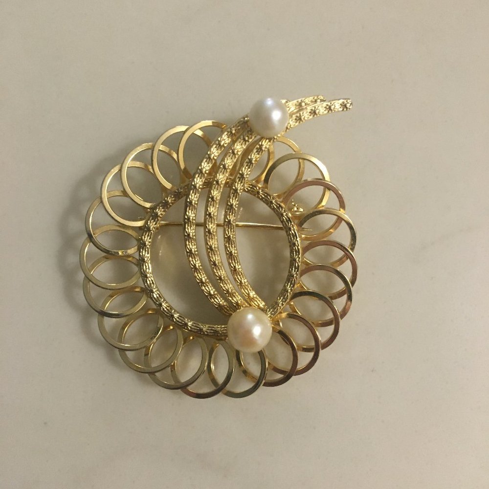 Chic vintage brooch with pearl